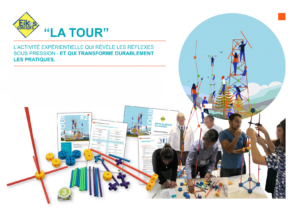 Participants construisant une tour sous contrainte lors du jeu pédagogique La Tour, utilisé pour travailler l’urgence et les priorités.