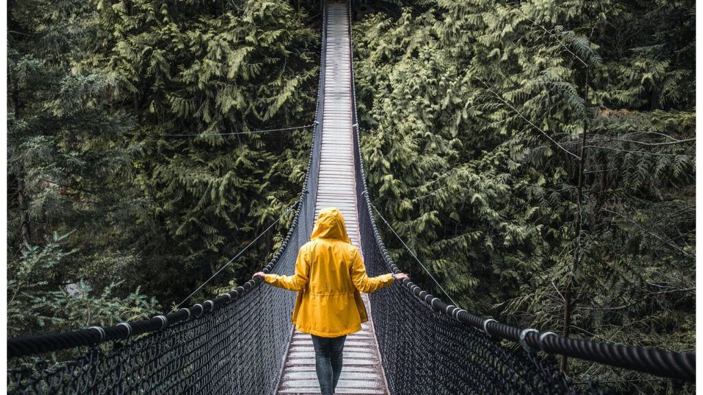 Personne avançant sur une passerelle pour illustrer l’intégration des alternants accompagnés par un tuteur.