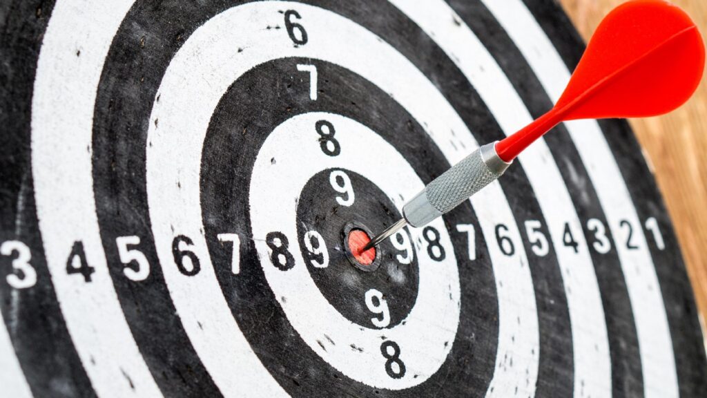 Fléchette au centre d’une cible pour illustrer la concentration sur les objectifs prioritaires.