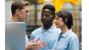 Tuteur échangeant avec deux jeunes collaborateurs pour illustrer l’accompagnement des alternants en entreprise.