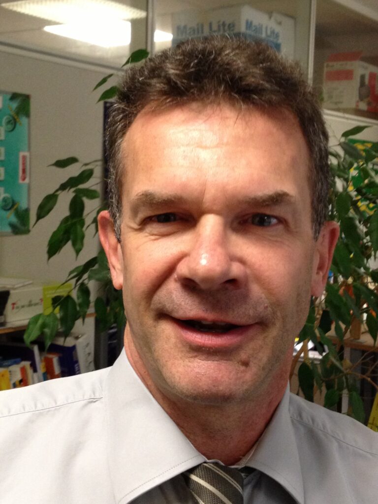 Portrait de Jean-Claude Roy, responsable administratif chez Eikos Concepts, chargé du suivi et de la continuité de service.
