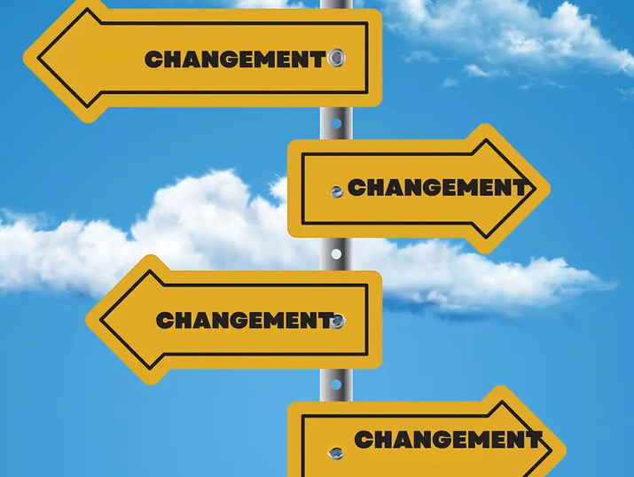 Panneaux directionnels indiquant le changement, pour illustrer les transformations dans les collectivités territoriales.