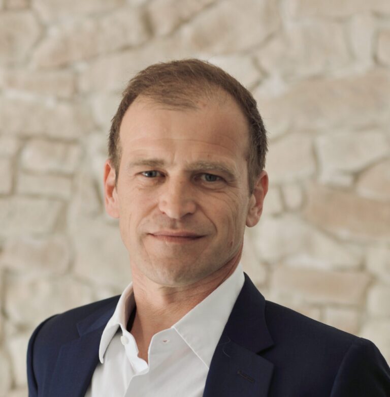 Portrait de Grégory Taib, consultant formateur Eikos Concepts, spécialiste du management, de la communication et du changement.